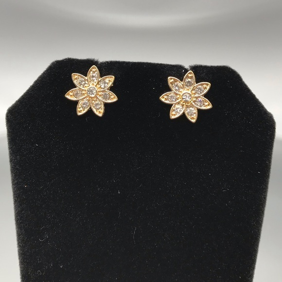 Gorgeous Dainty Gold Tone Flower Earrings, EUC - Picture 2 of 8